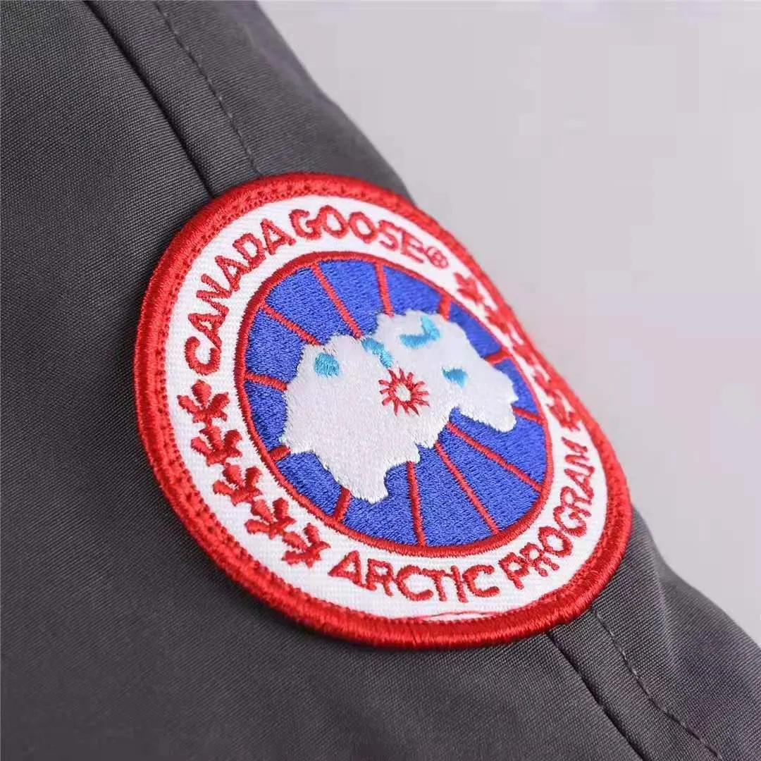 P780 with dust bag) Canada Goose Canada Goose #Chilliwack 7999M bomber jacket short down jacket ➖ Genuine synchronous anti-counterfeiting chip sensor! ➖ Imported 21-count polyester-cotton blended original fabric [last year’s 16-count/18-count hard fabrics have been completely eliminated, this year all use 21-count genuine synchronous fabrics, the soft mid-strap feels delicate and textured], genuine synchronous Feather-Light 10D waterproof coating fabric, made of 84.5 polyester fiber and 15.5 cotton, 100% the best feel in the entire network! ➖ The genuine official website is synchronized with the national standard 80 white duck down, you can check the official website customer service, there will never be a series of misleading claims such as 90 down or goose down! ➖ Using the best nylon lining with double double-layer sealing design, velvet-proof No. 7 needle + grid-filled down ready-made garments, there is 100% no so-called velvet running! ➖ The cuffs are designed with thickened seamless threads, and the collar and pockets are lined with top-quality polar fleece to keep you warm and comfortable! ➖ Yoshida YKK provides original custom-made electroplated sliders. YKK two-way lockable zippers are tight and smooth and will not peel off paint! ➖ 3M composite guarantees that the Velcro is the same as the original, durable, and all accessories and hardware are custom-made! ➖ Imported BEHRINGER embroidery machine to customize the 10,000-needle embroidery logo, 98% of which can be reproduced to restore the original logo. You can check and compare on the official website! 01 models for men and women SIZE: XS S M L XL XXL